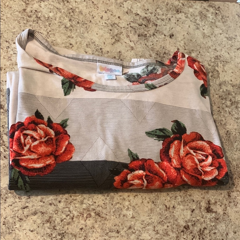 LULAROE IRMA  Tunic style  Floral Print Top with Red Roses